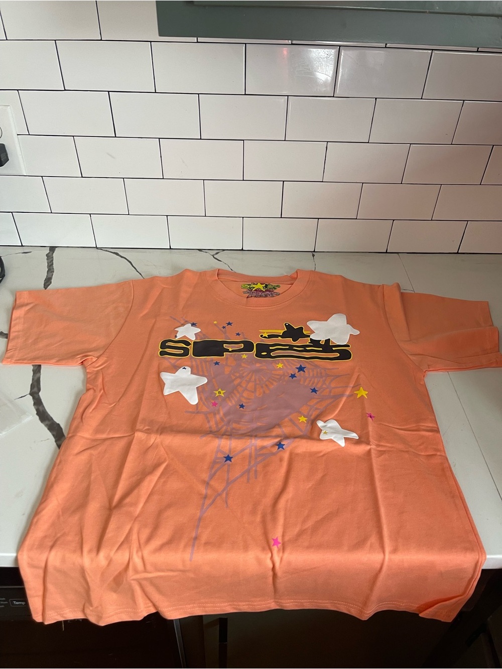 Mens Graphic Design Tee Size L.
